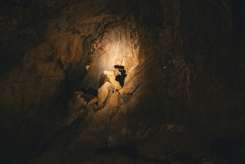Personagem do Wild Bandito sorrindo com caveiras mexicanas ao fundo em cenário de slot.