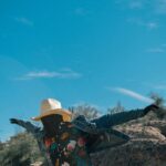 Cena do slot PG Wild Bandito com mariachis armados e rolos iluminados. Conclusão